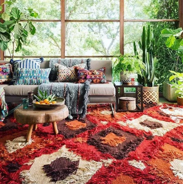 Karpet Berbulu dengan Warna Hangat